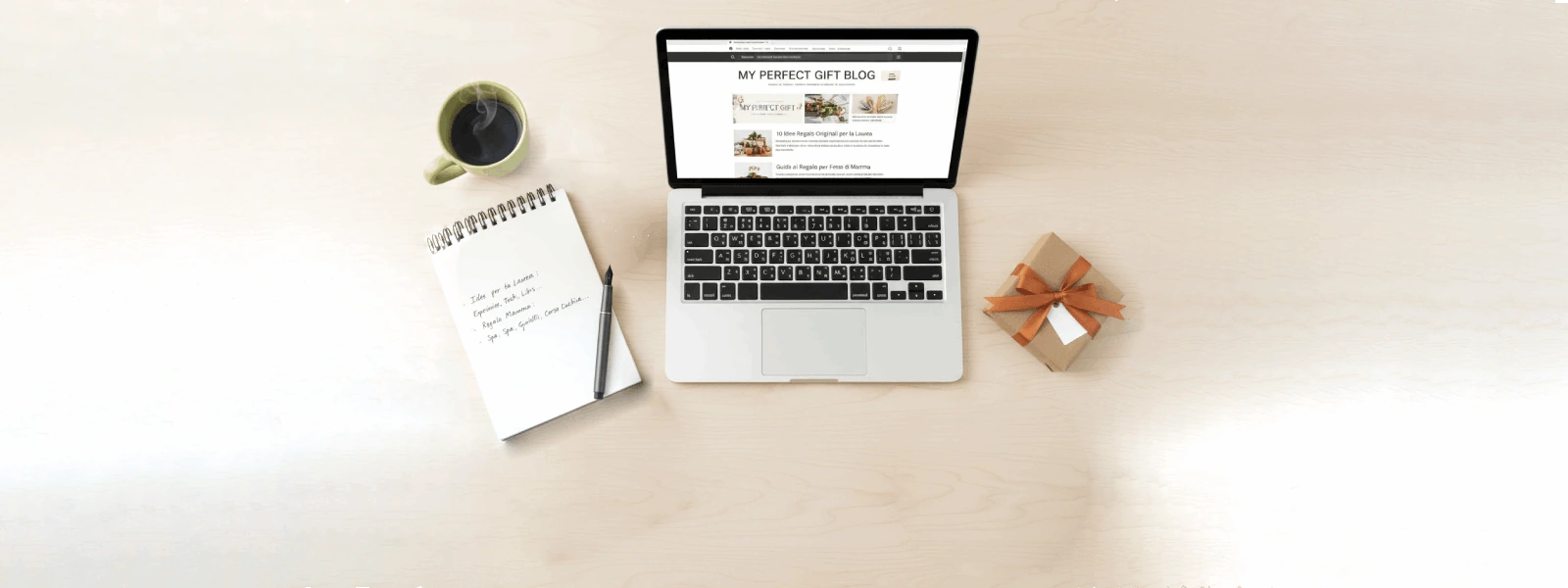 Scrivania ordinata con laptop aperto sul blog My Perfect Gift
